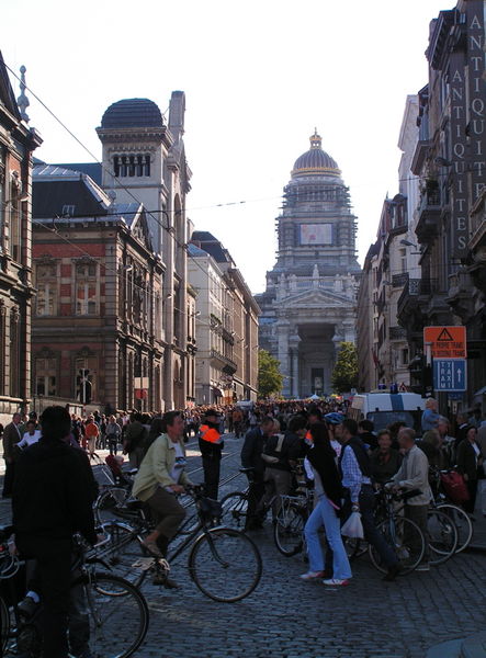 443px-Bruxelles_sans_voiture_2005_-_11